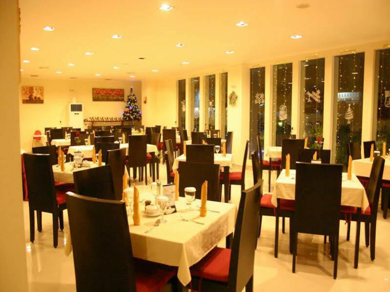 סורונג Royal Mamberamo Hotel מראה חיצוני תמונה
