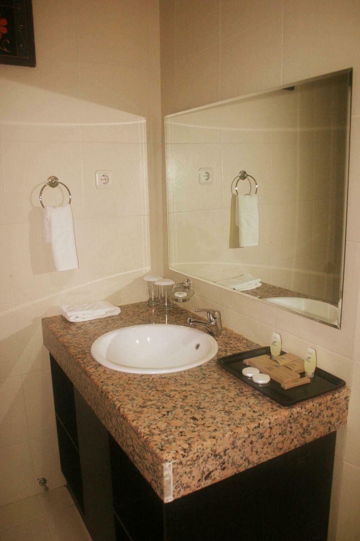 סורונג Royal Mamberamo Hotel מראה חיצוני תמונה