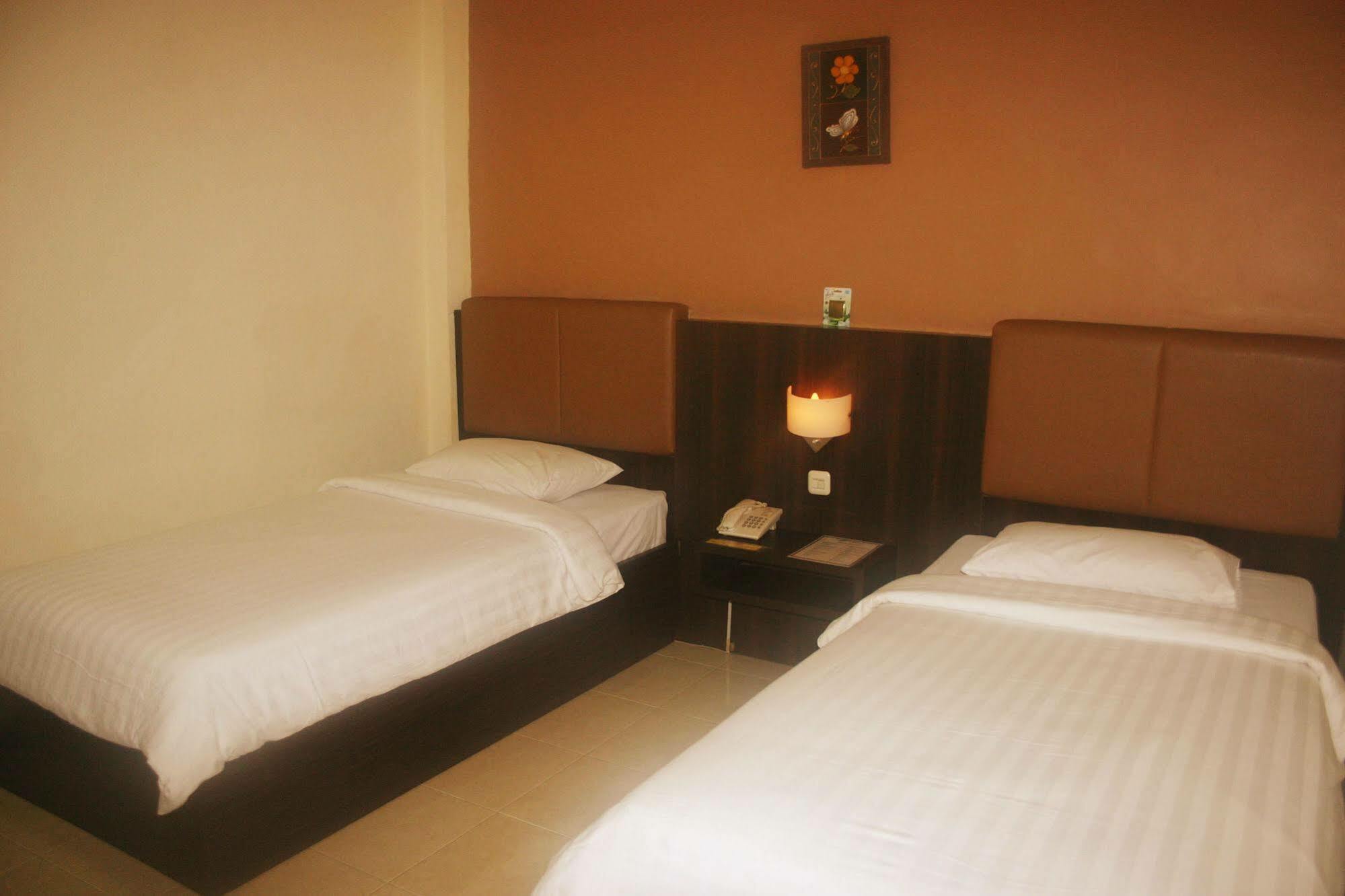 סורונג Royal Mamberamo Hotel מראה חיצוני תמונה